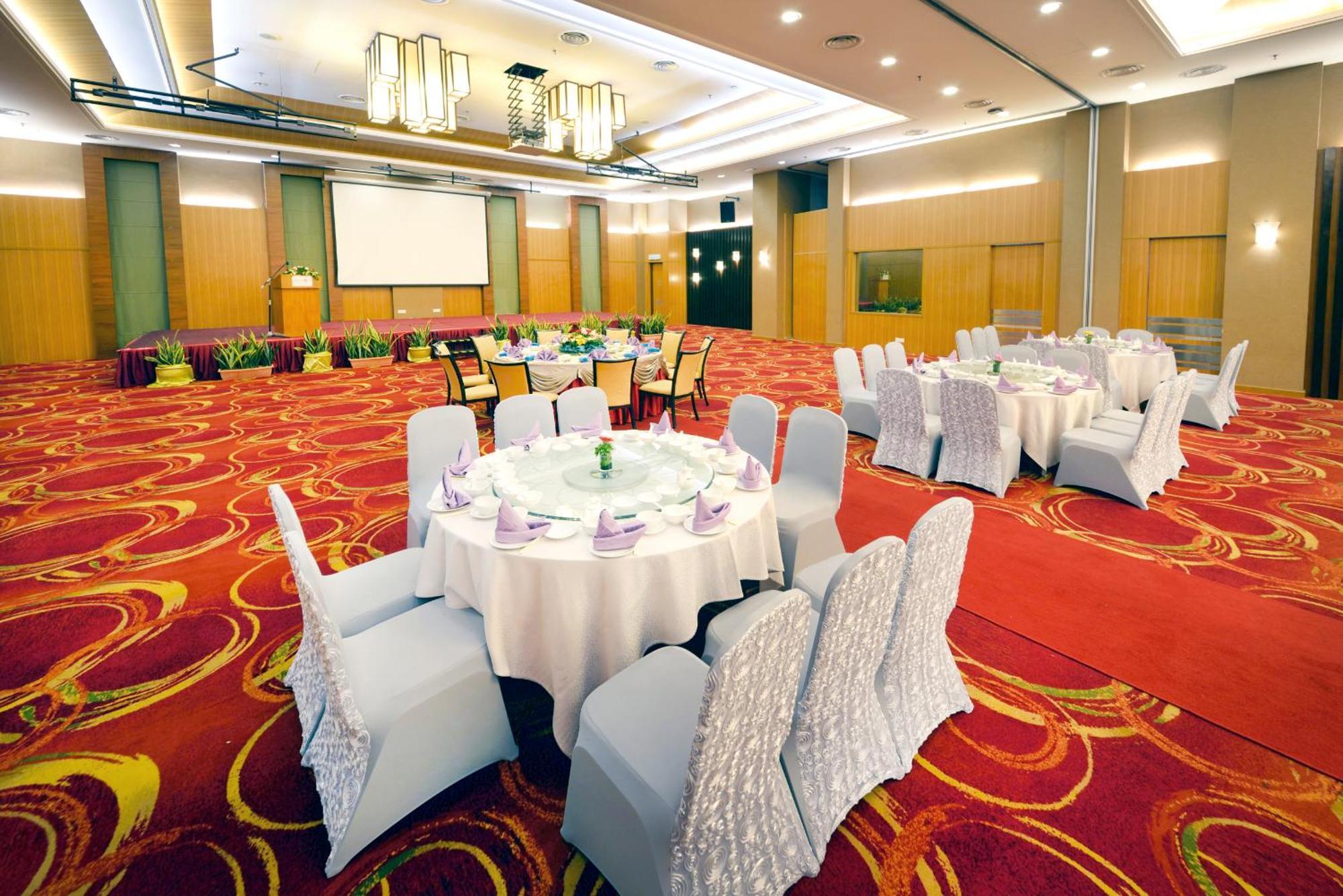 Grand Lexis Port Dickson Hotel Kültér fotó The ballroom of the hotel
