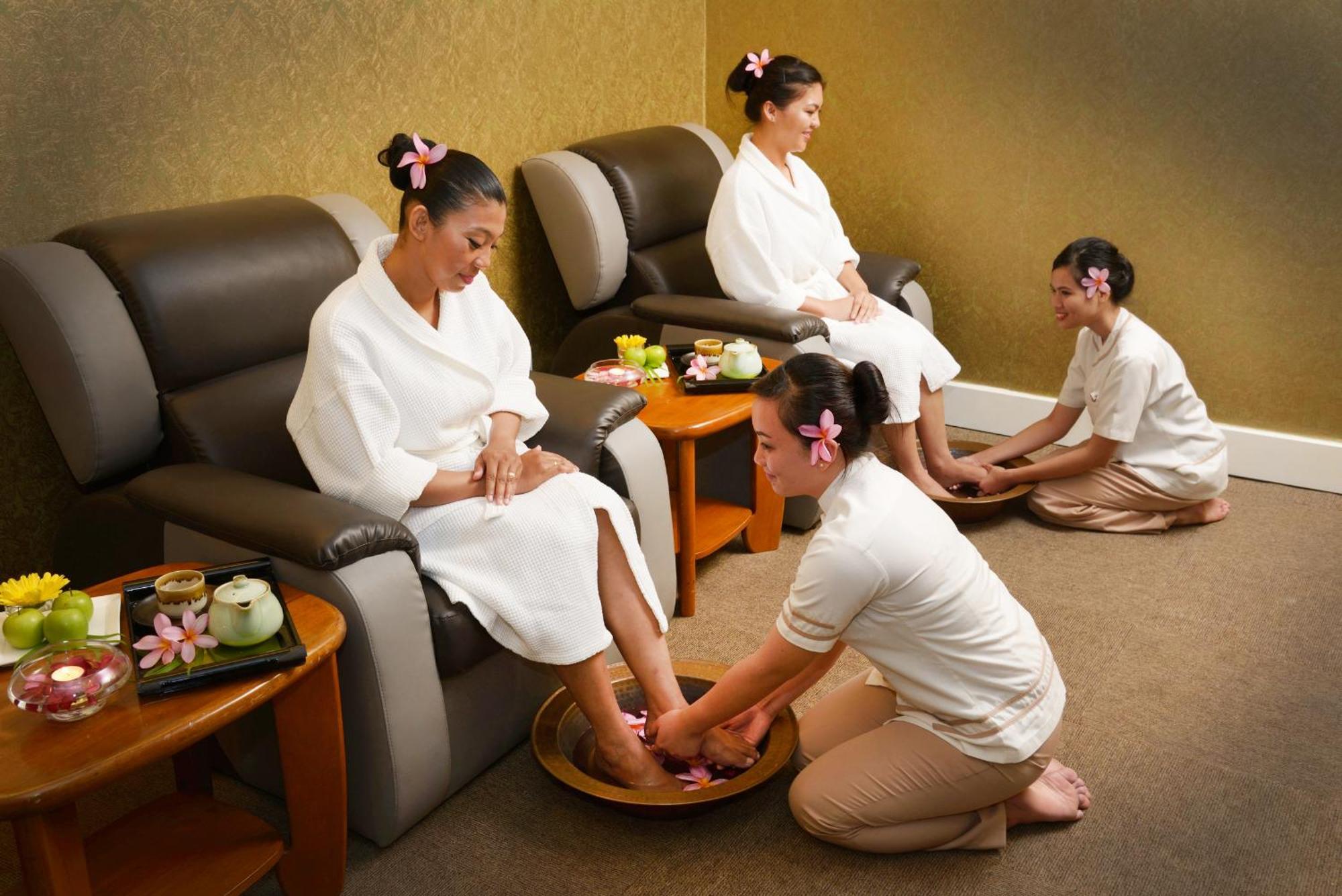 Grand Lexis Port Dickson Hotel Kültér fotó Thai foot massage