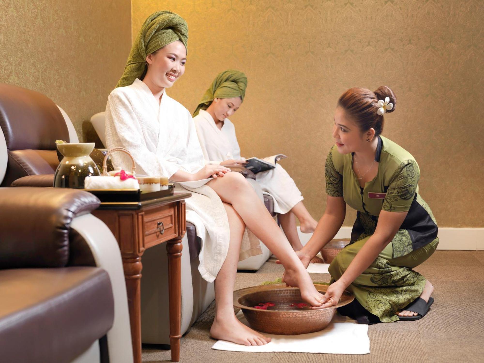 Grand Lexis Port Dickson Hotel Kültér fotó Thai spa