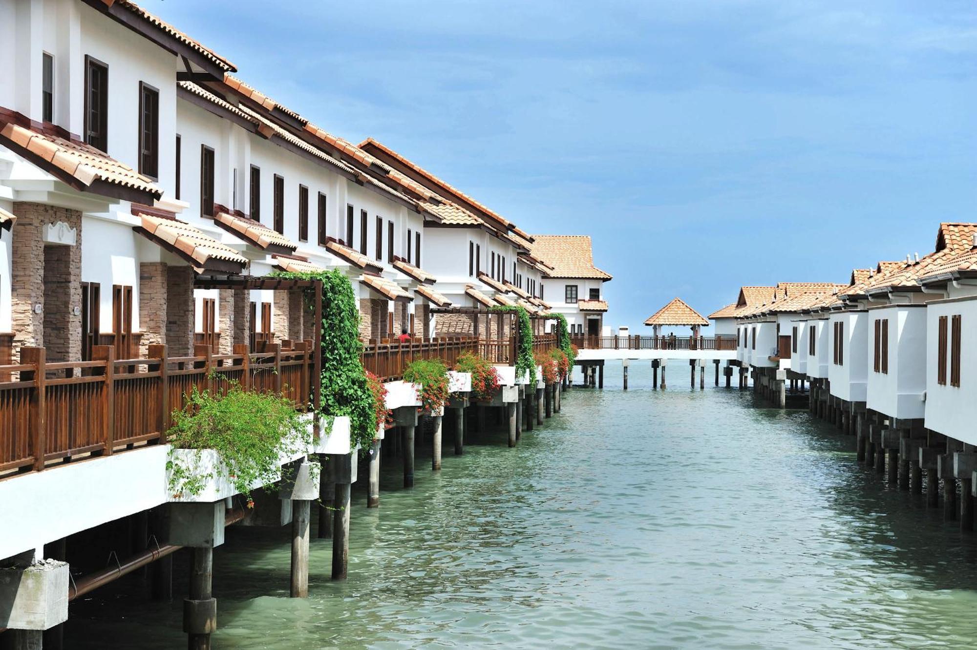 Grand Lexis Port Dickson Hotel Kültér fotó The resort's villas