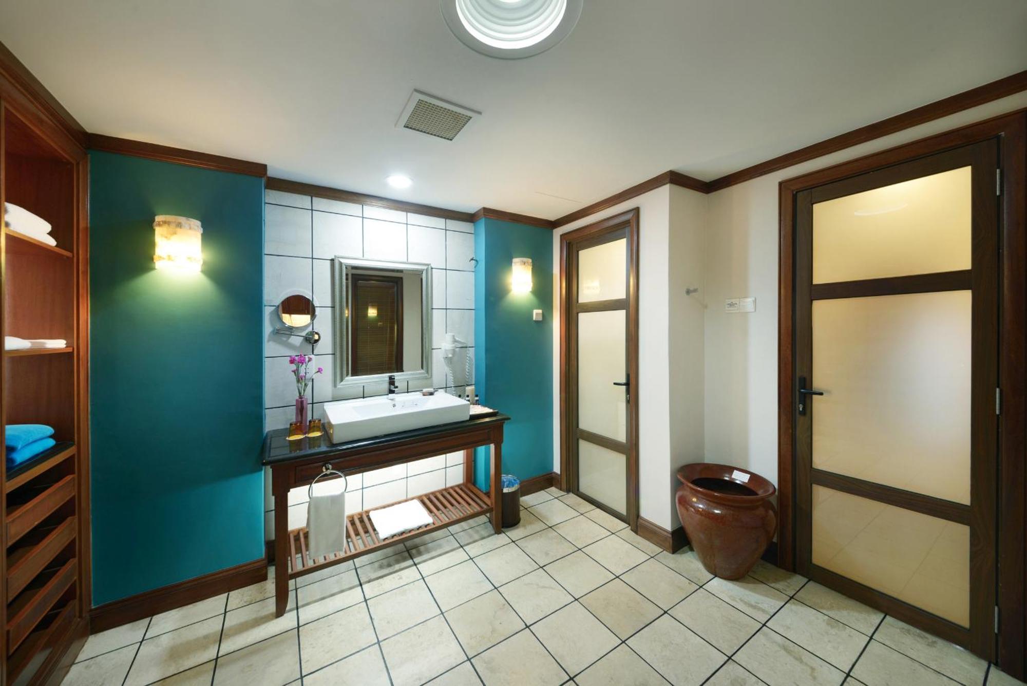 Grand Lexis Port Dickson Hotel Kültér fotó Bathroom