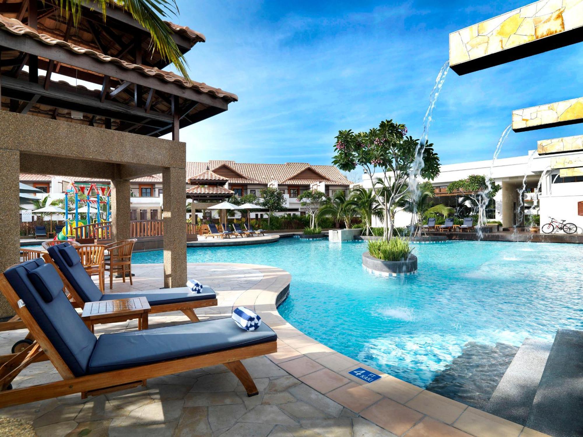 Grand Lexis Port Dickson Hotel Kültér fotó The swimming pool at the resort