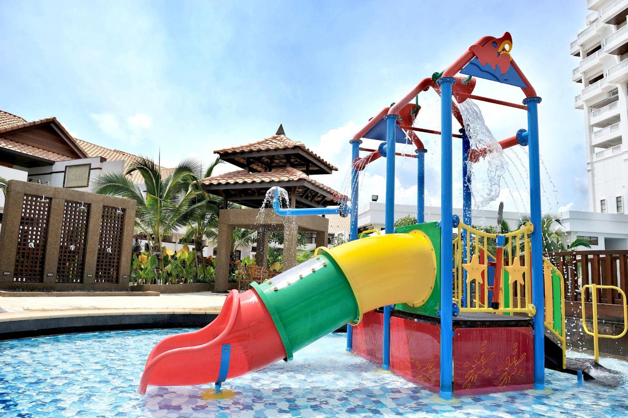 Grand Lexis Port Dickson Hotel Kültér fotó A water slide