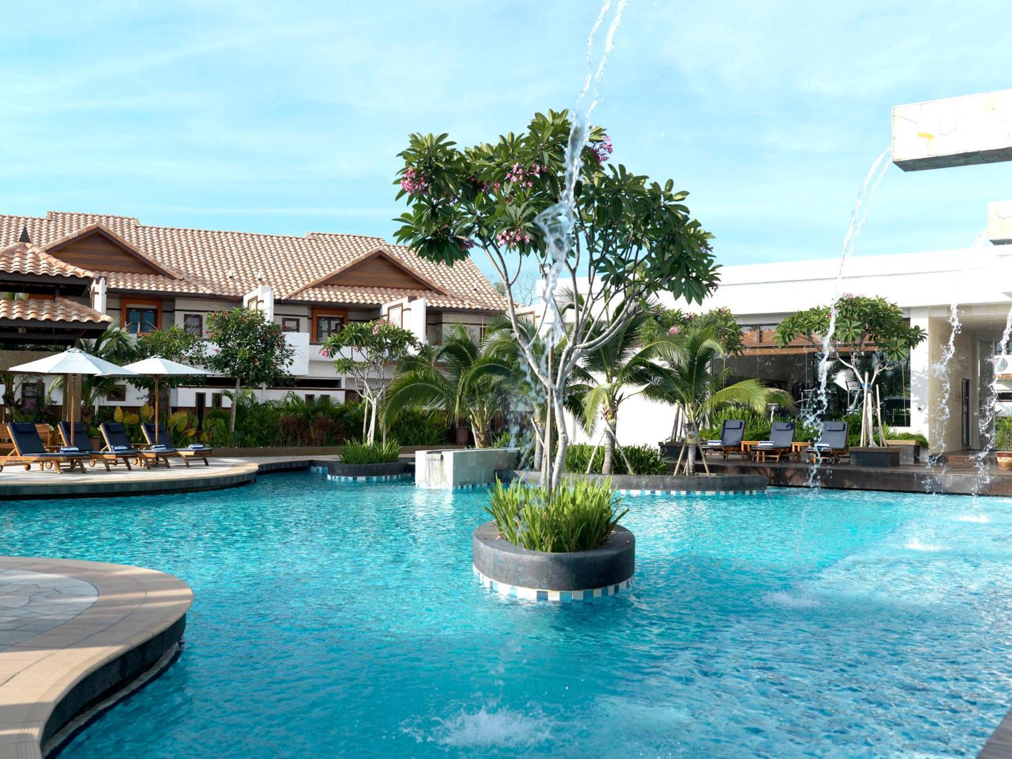 Grand Lexis Port Dickson Hotel Kültér fotó The pool at the hotel