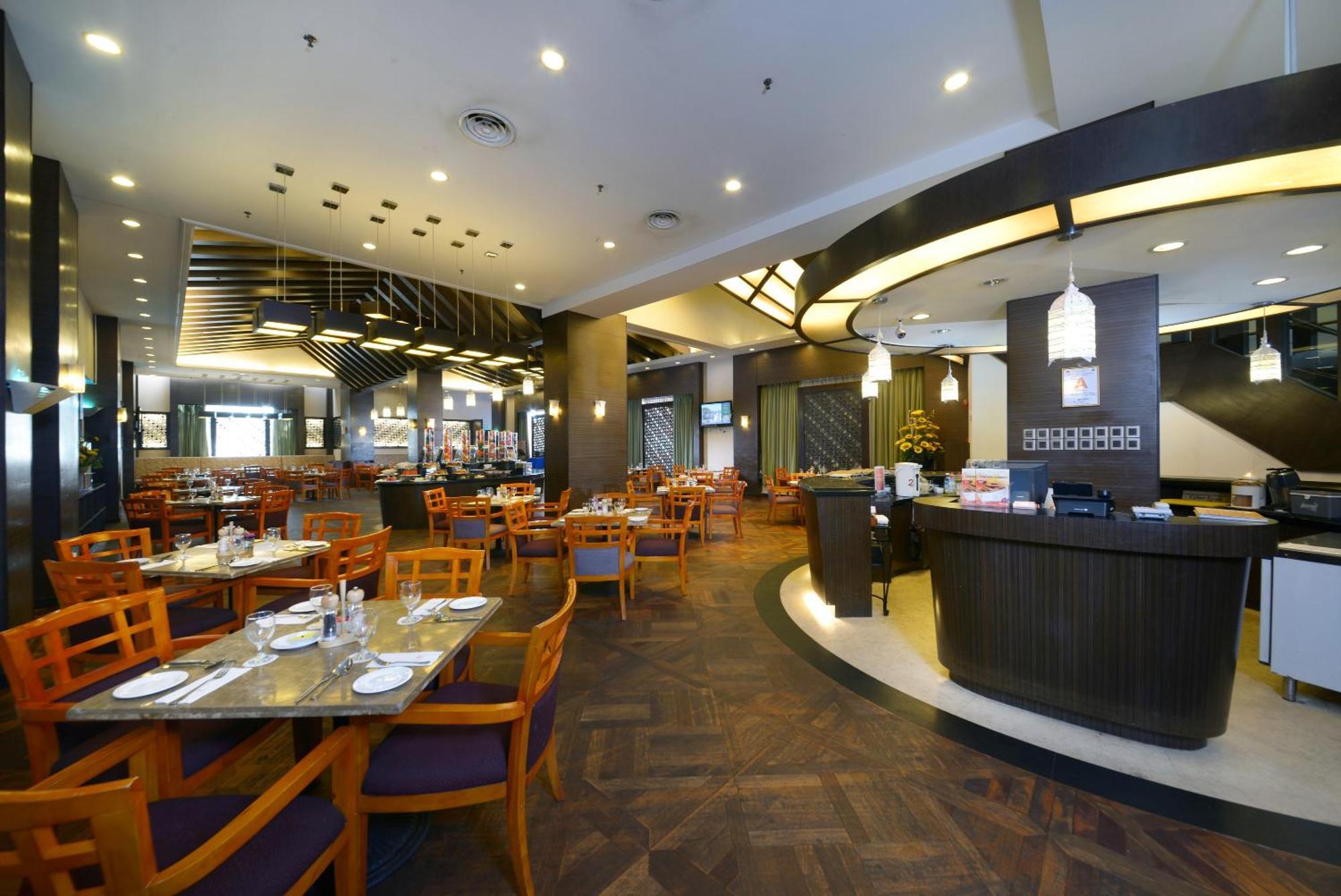 Grand Lexis Port Dickson Hotel Kültér fotó The interior of the restaurant