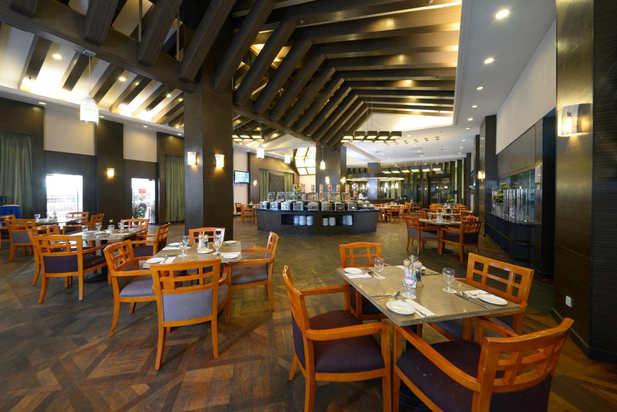 Grand Lexis Port Dickson Hotel Kültér fotó The restaurant