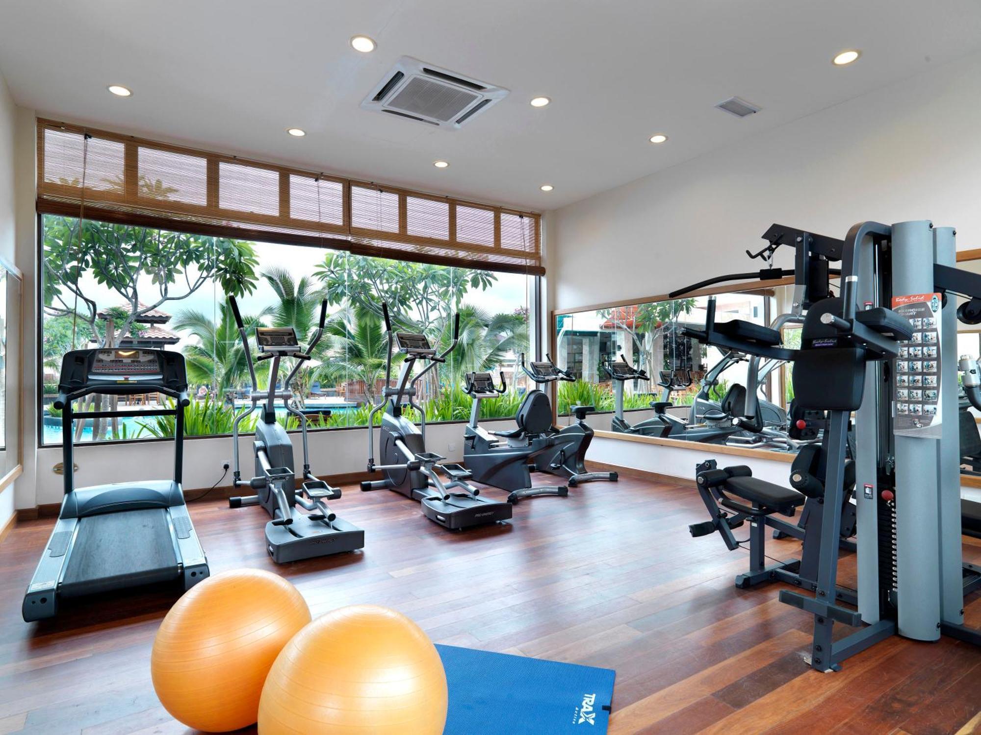 Grand Lexis Port Dickson Hotel Kültér fotó A gym in a hotel