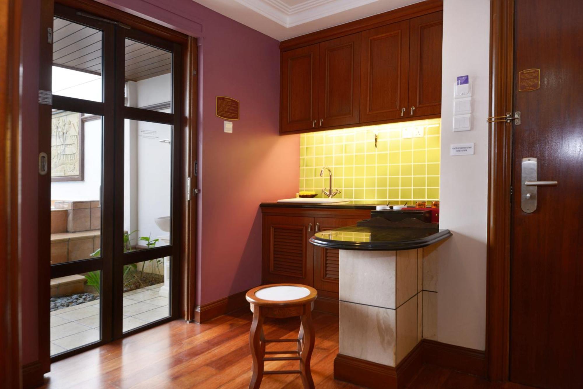 Grand Lexis Port Dickson Hotel Kültér fotó A small kitchen in a hotel