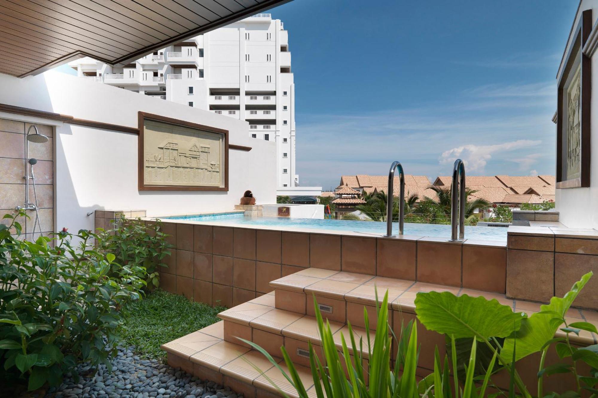 Grand Lexis Port Dickson Hotel Kültér fotó The swimming pool at the hotel