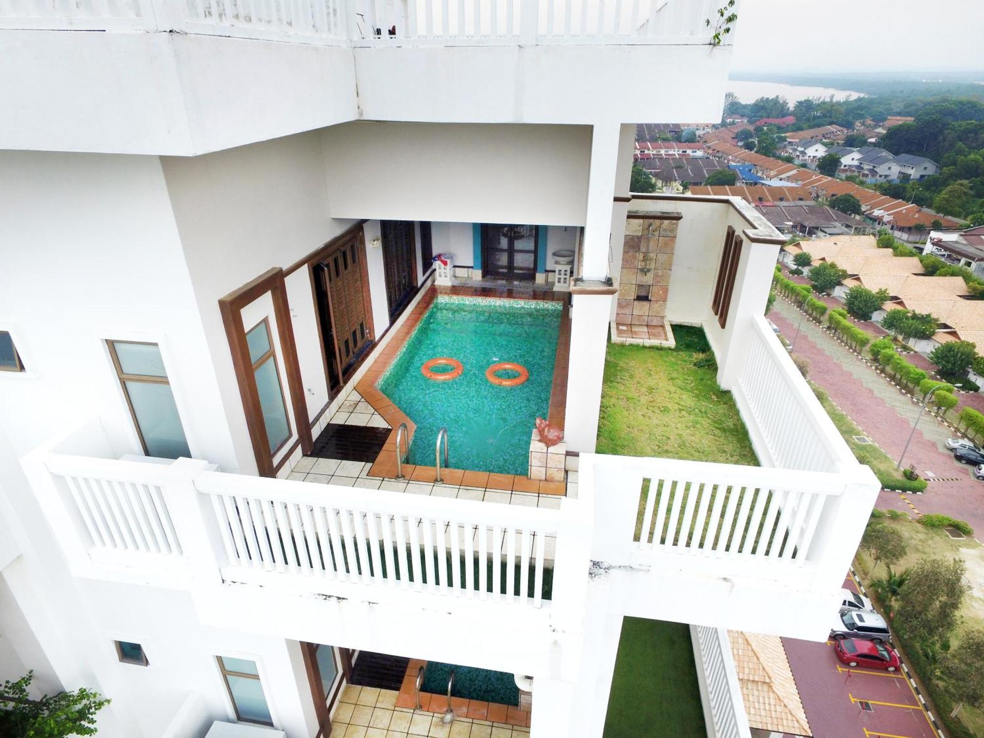 Grand Lexis Port Dickson Hotel Kültér fotó A private pool at a condominium in Malaysia