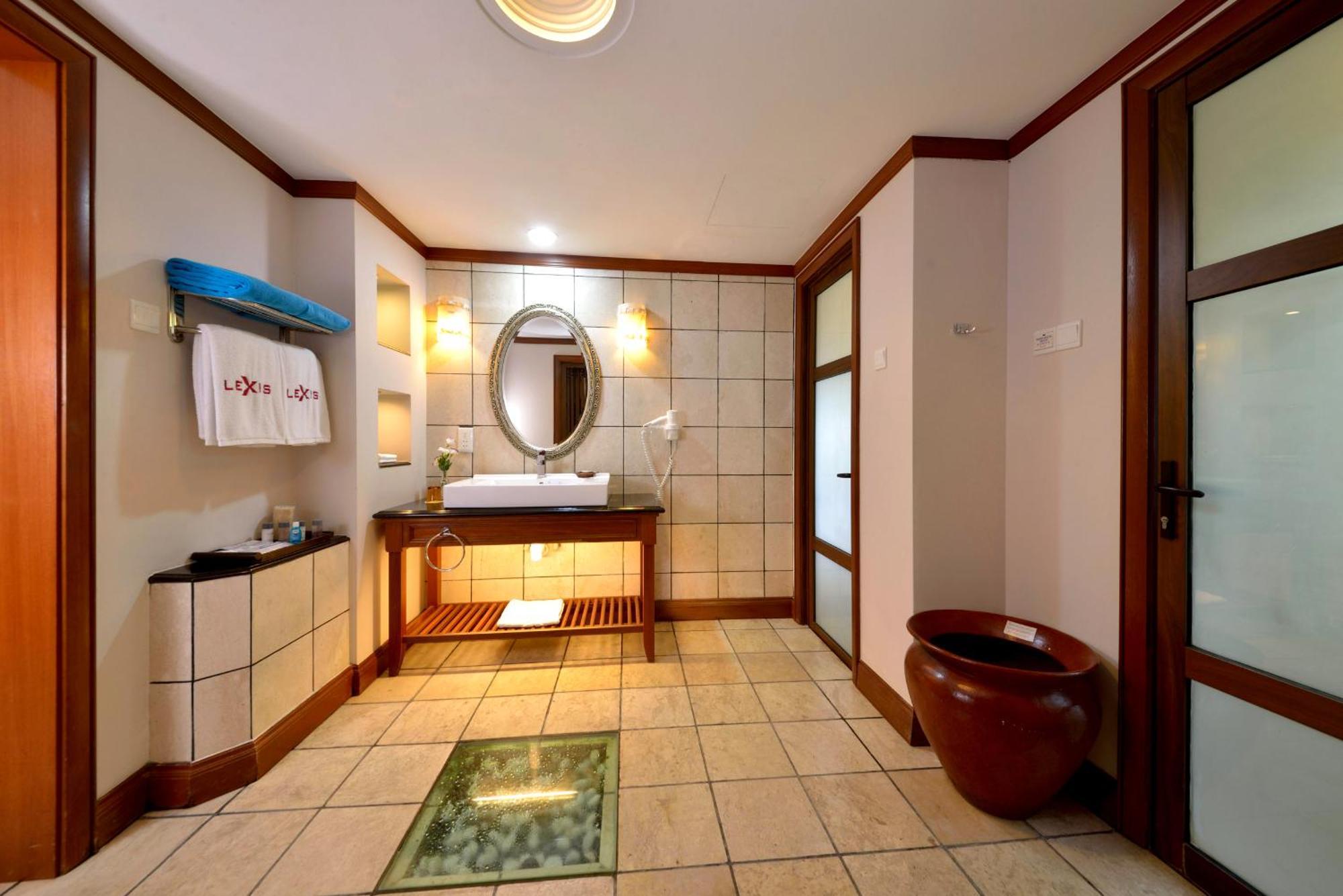 Grand Lexis Port Dickson Hotel Kültér fotó Bathroom