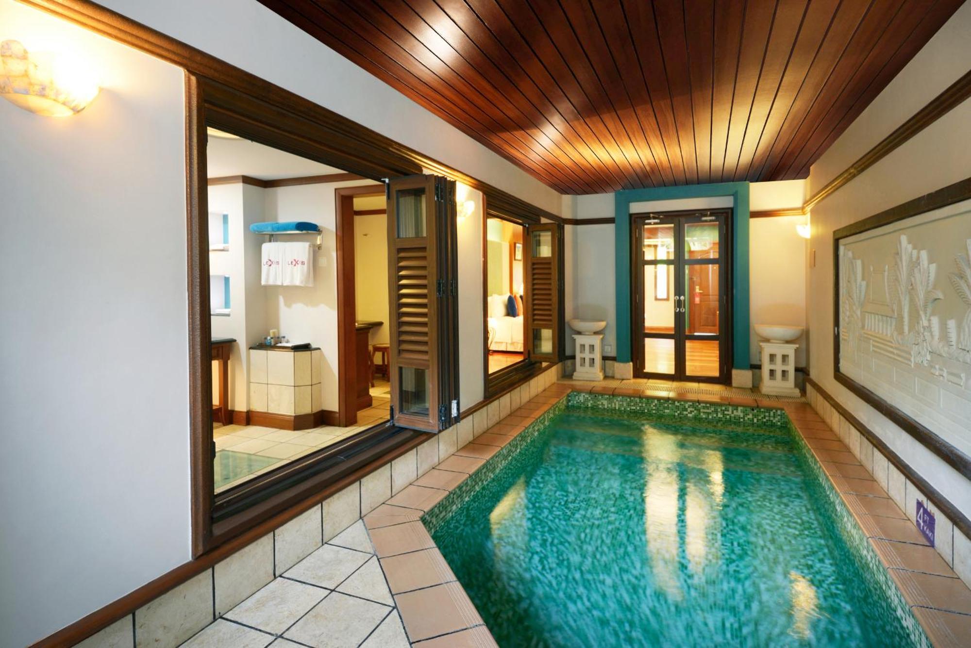 Grand Lexis Port Dickson Hotel Kültér fotó A private pool at a hotel