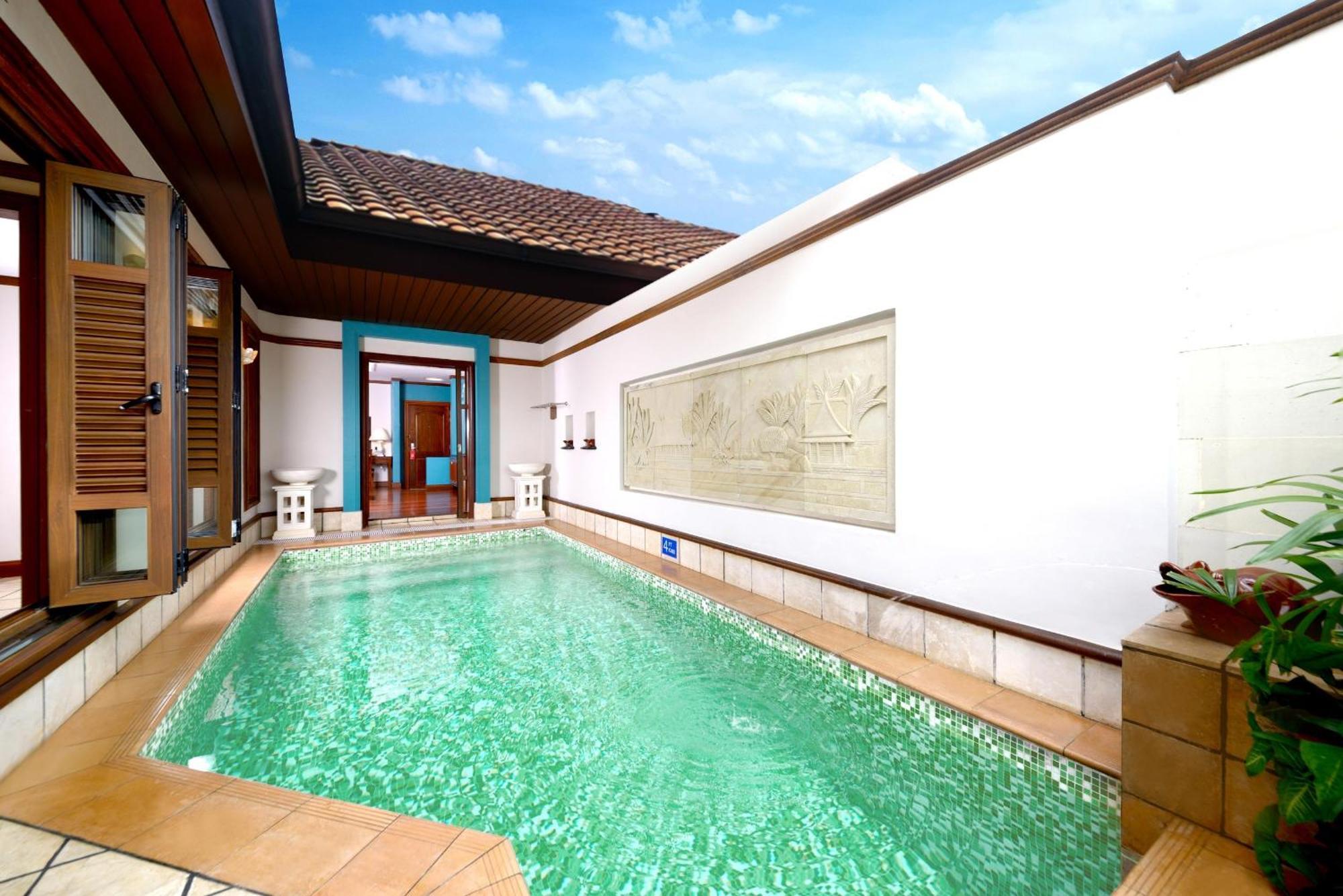 Grand Lexis Port Dickson Hotel Kültér fotó A pool at the hotel