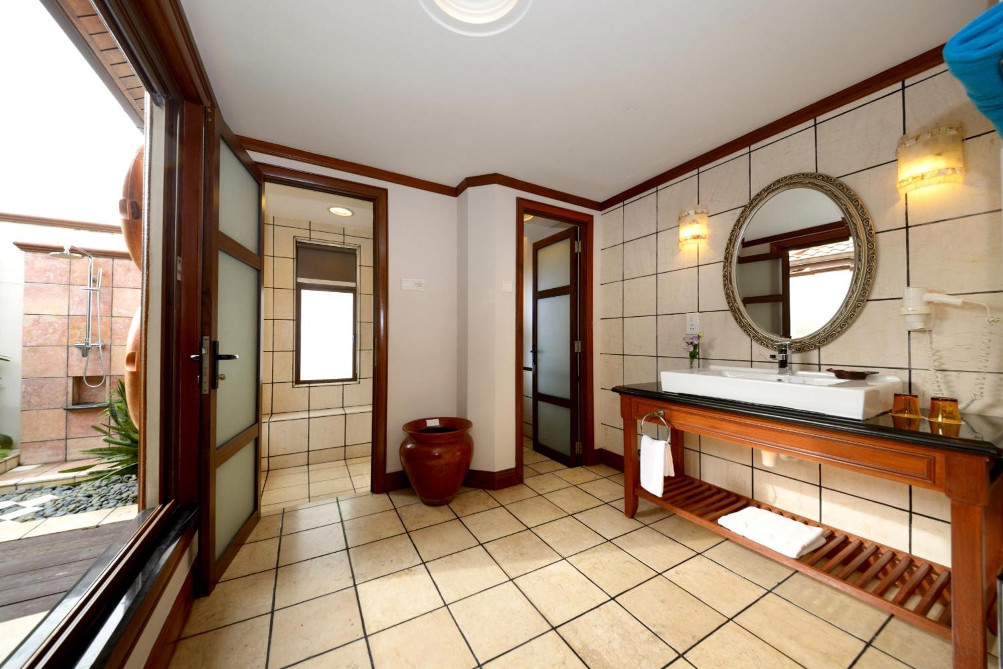 Grand Lexis Port Dickson Hotel Kültér fotó Bathroom