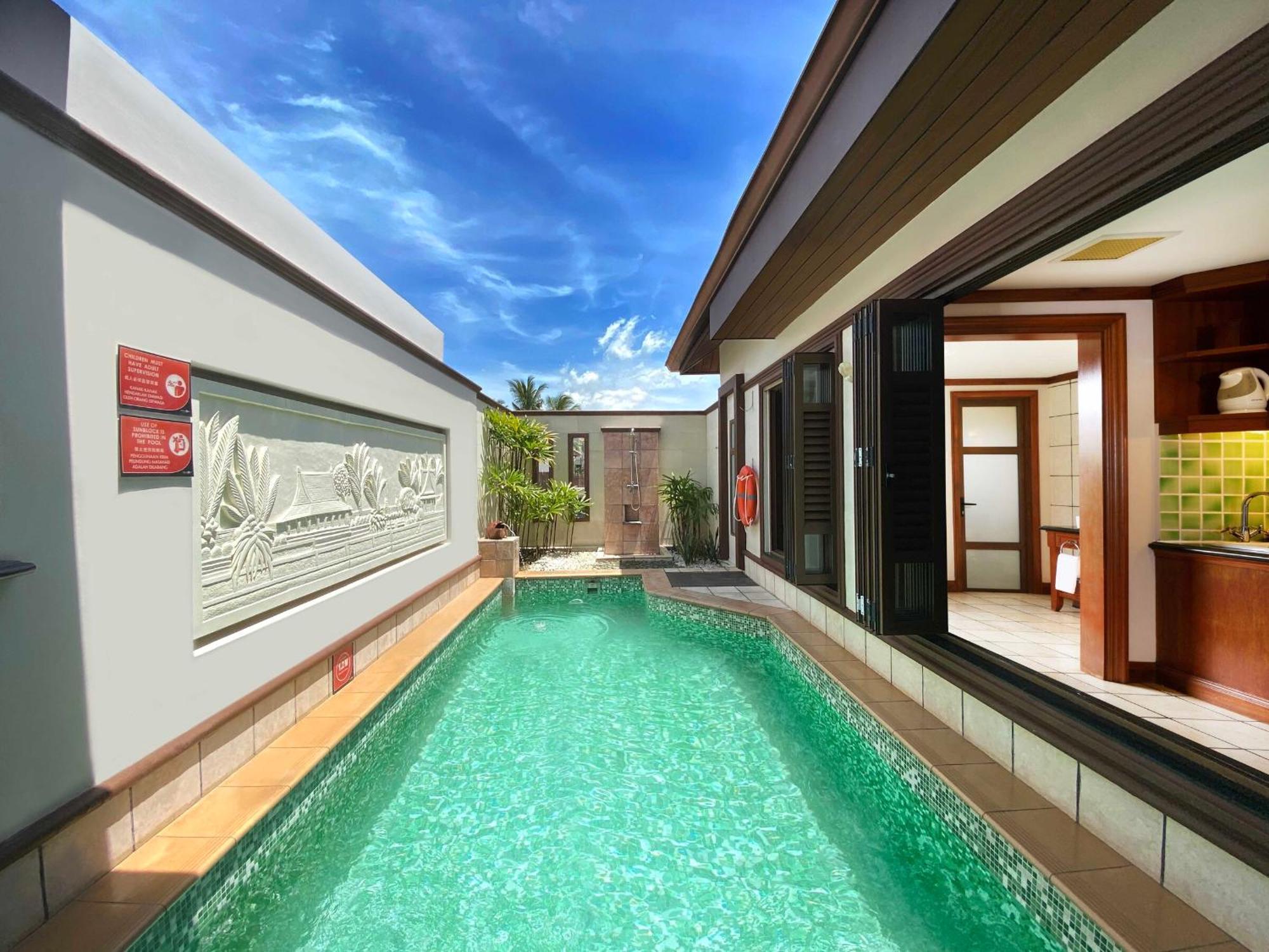 Grand Lexis Port Dickson Hotel Kültér fotó A pool villa at the resort