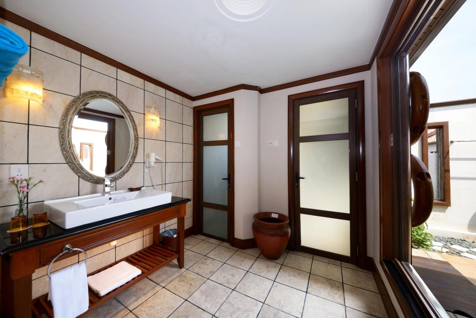 Grand Lexis Port Dickson Hotel Kültér fotó Bathroom