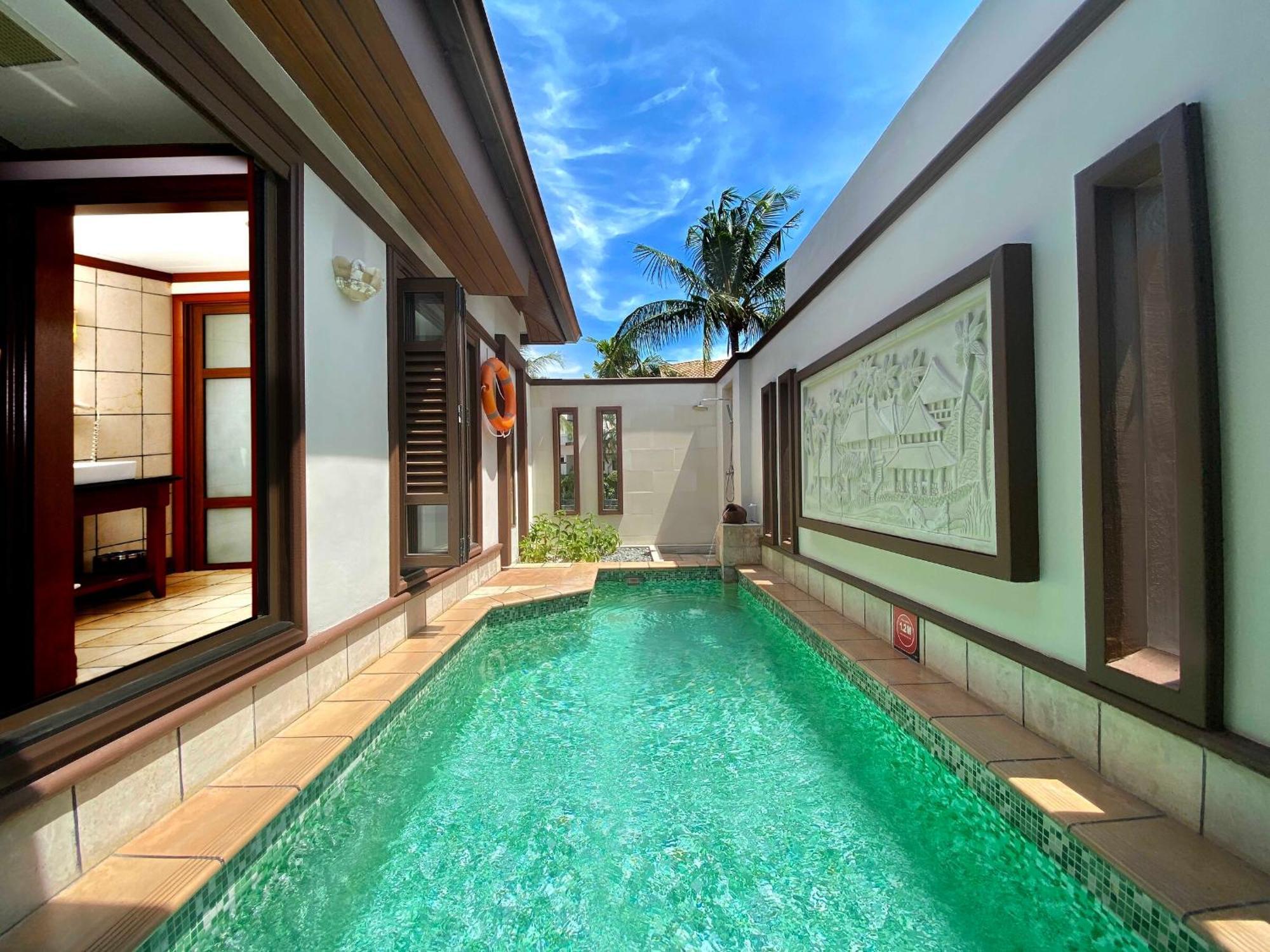 Grand Lexis Port Dickson Hotel Kültér fotó A pool villa at the resort