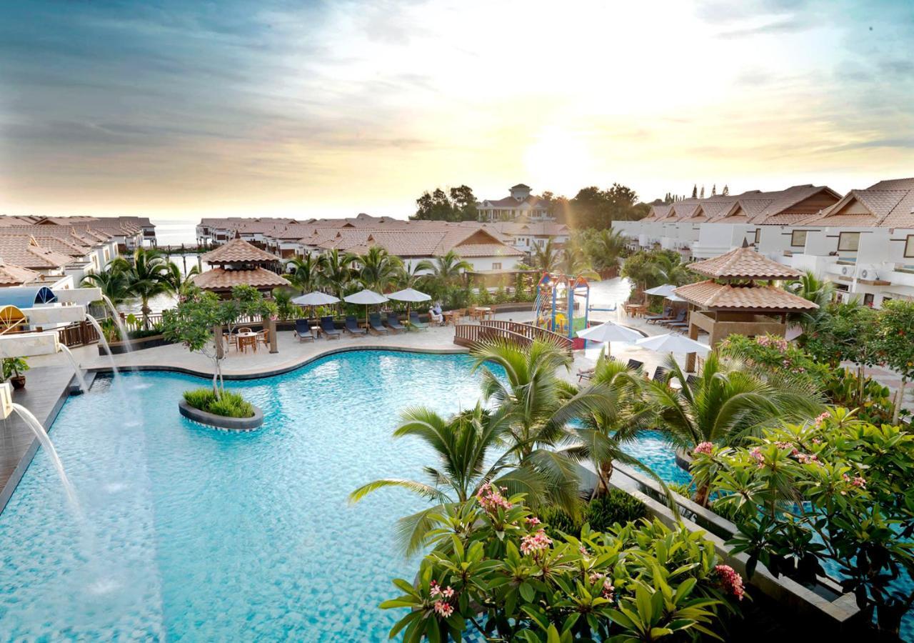 Grand Lexis Port Dickson Hotel Kültér fotó The pool at the Hard Rock Hotel